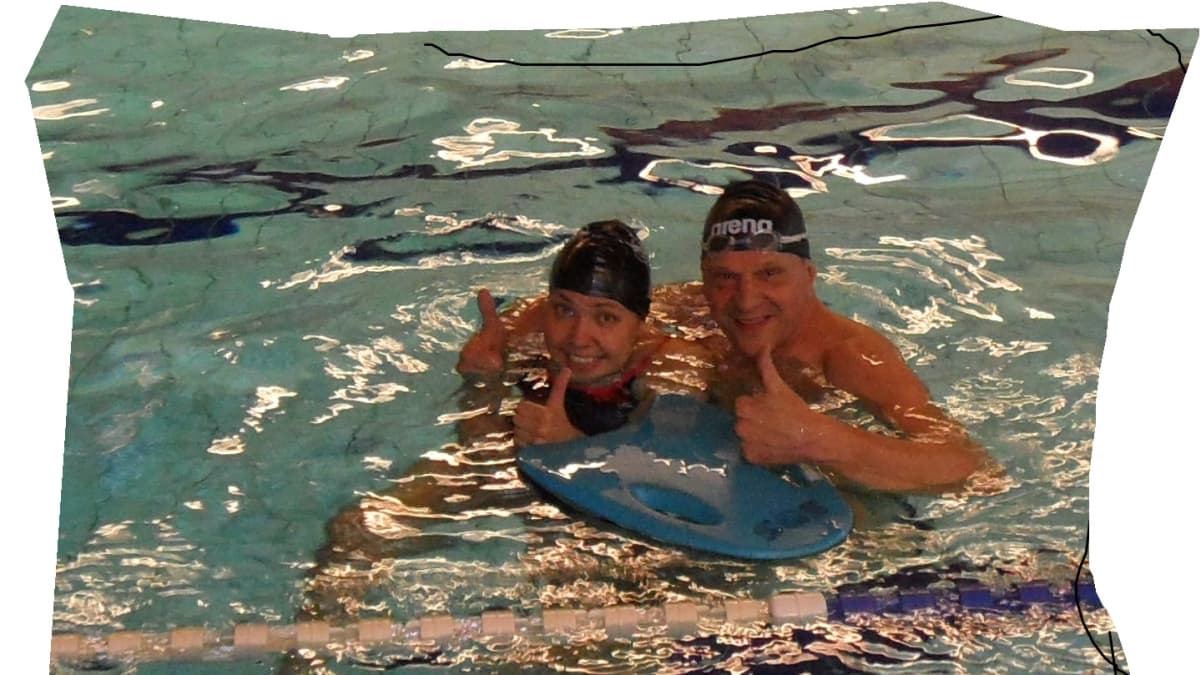 Kaisa Makkonen ja hänen isänsä Markku Makkonen uima-altaassa Punkaharjulla