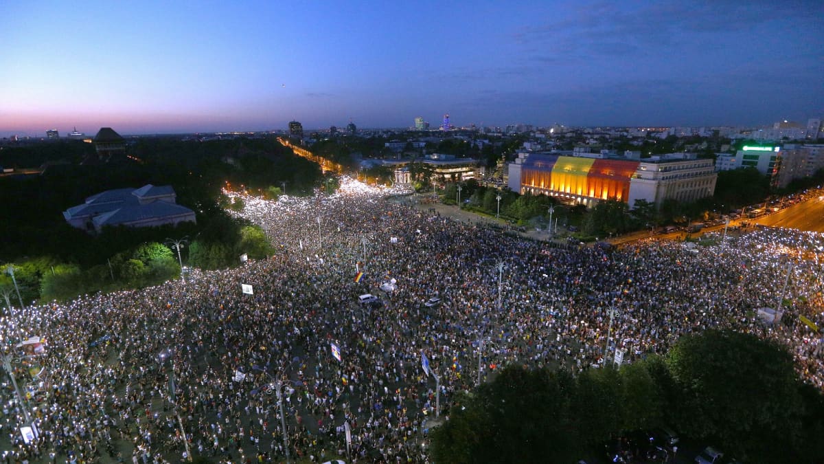 Tuhannet romanialaiset osoittivat mieltään maan hallitusta vastaan.