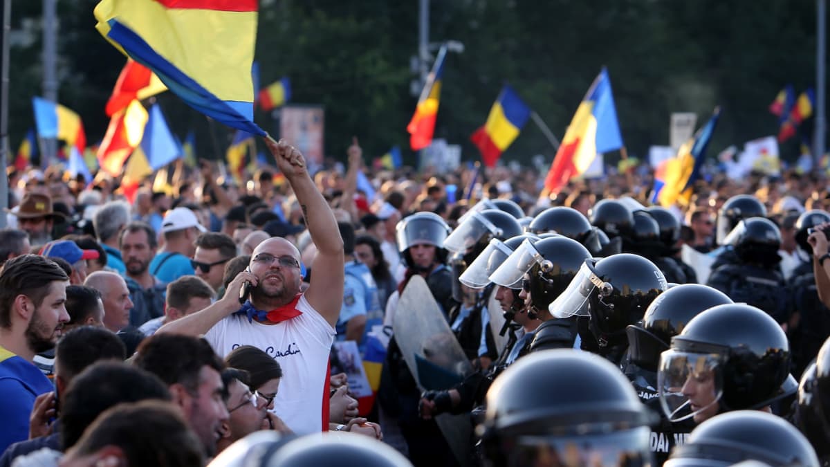 Mielenosoittajia ja mellakkapoliiseja Bukarestissa.