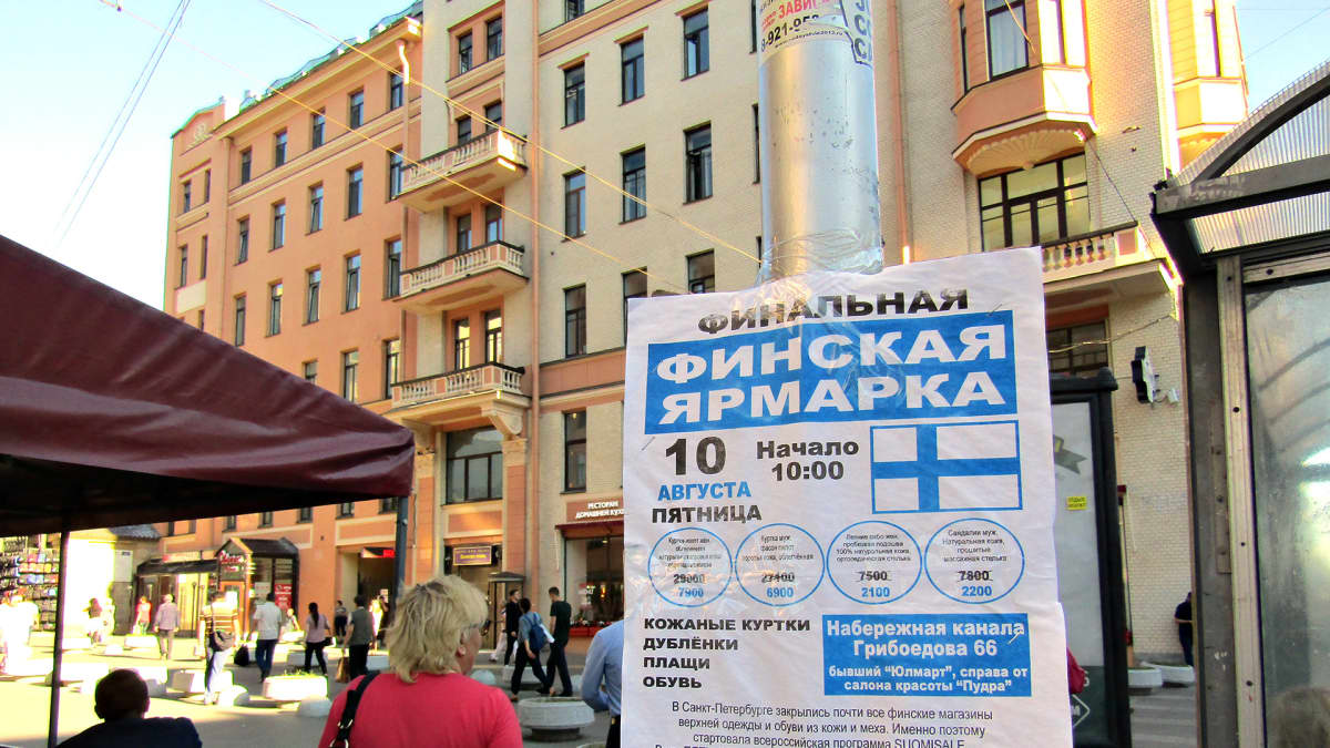 Suomalaismarkkinoita mainostetaan Pietarissa.
