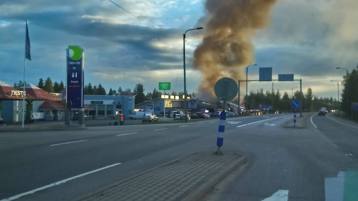 Pudasjärven keskustassa IKH-myymälärakennuksessa palaa.