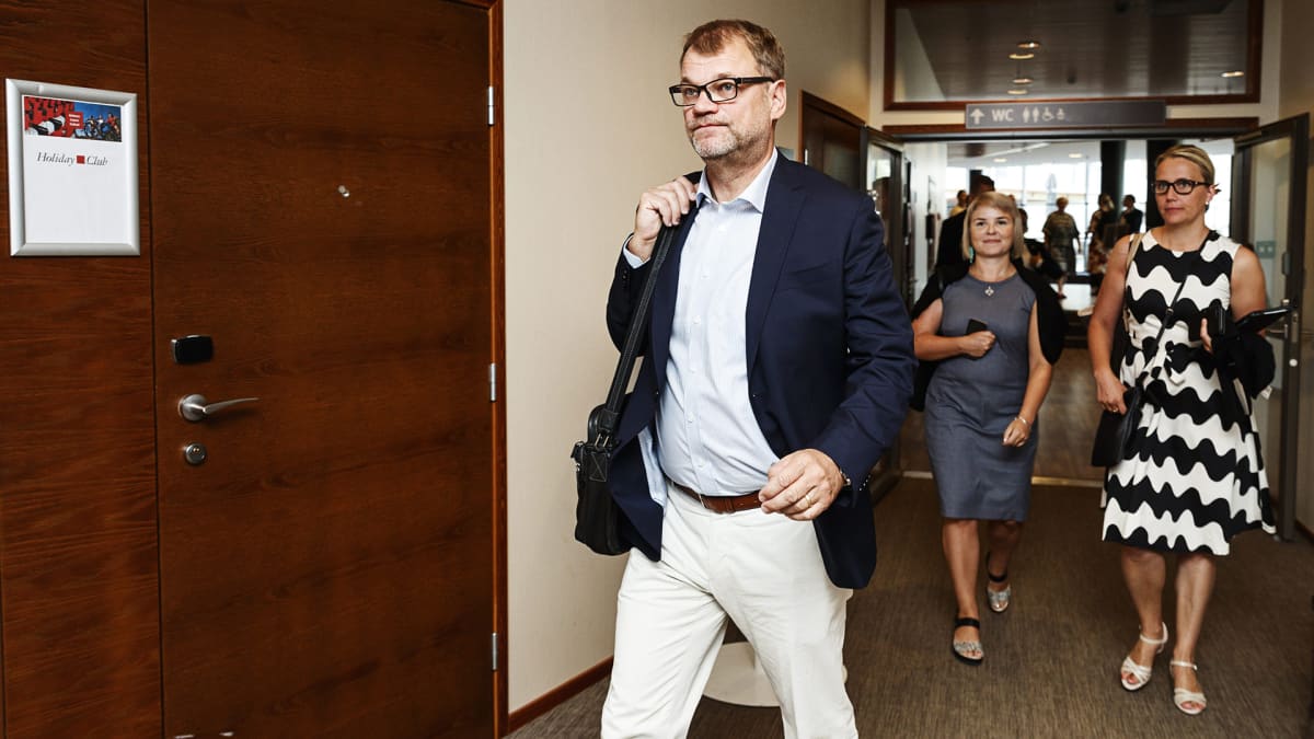Pääministeri Juha Sipilä kuvattuna saapuessaan keskustan ministeriryhmän kesäkokoukseen Lappeenrannassa 14. elokuuta.