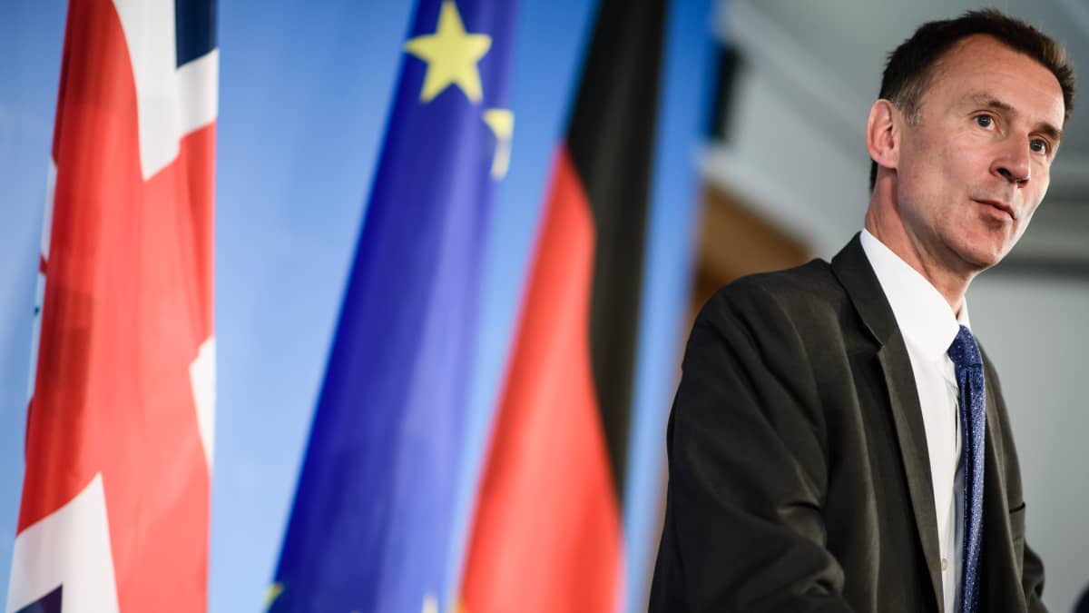Brittiministeri ja lippuja