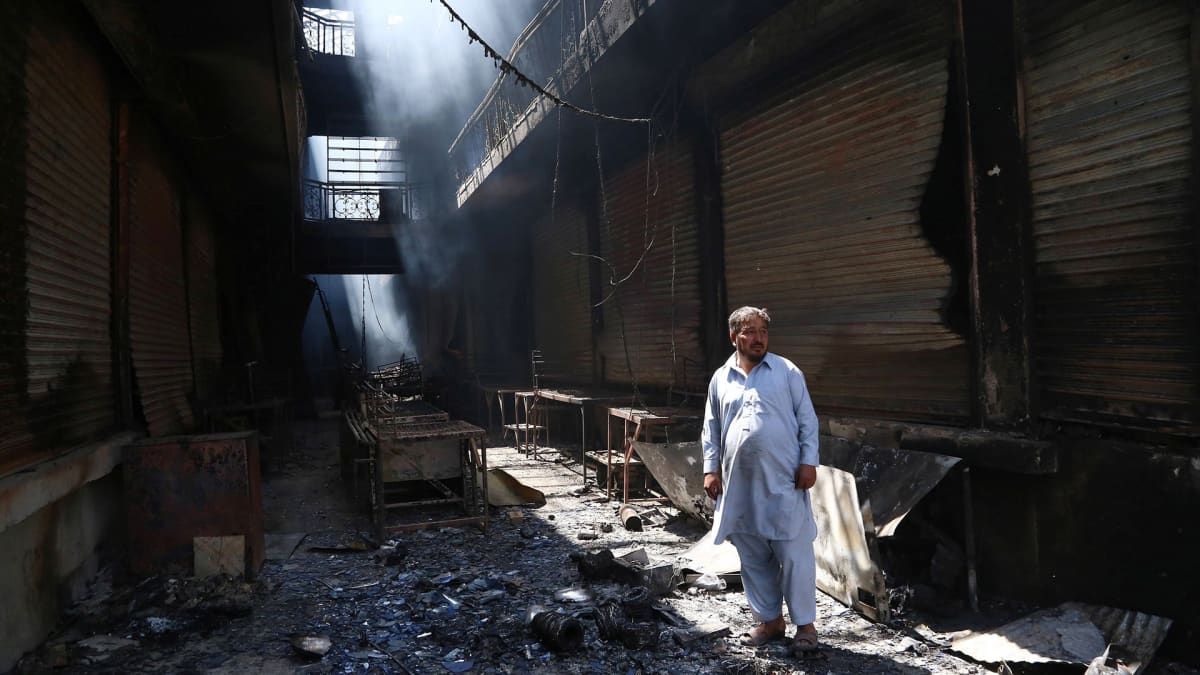 Mies katselee tuhon jälkiä Ghaznissa.