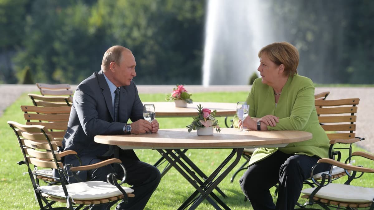 Venäjän presidentti Vladimir Putin ja Saksan liittokansleri Angela Merkel keskustelivat Berliinin ulkopuolella Saksan valtion vierastalossa 18. elokuuta 2018.