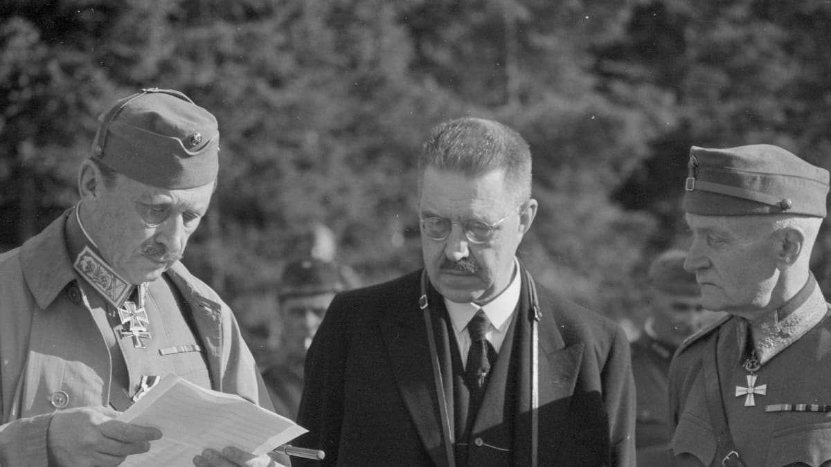 Marsalkka Mannerheim lukee ulkoministeri Rolf Wittingin tuomaa viestiä. Vierellä puolustusministeri, kenraalimajuri Rudolf Walden.