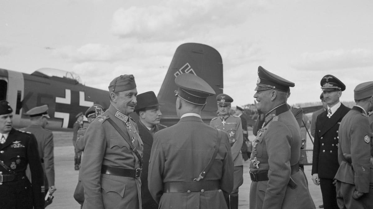Marsalkka Mannerheim tervehtii Adolf Hitleriä lentokentällä