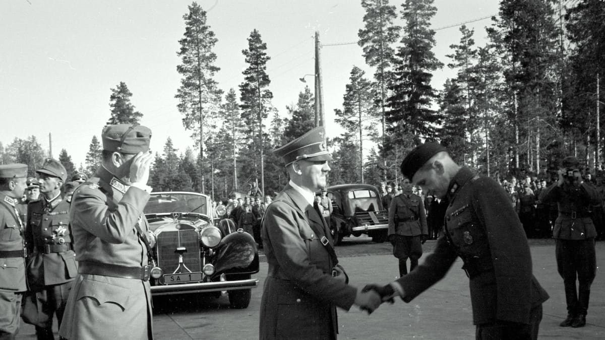Adolf Hitler tervehtii suomalaista sotilasta