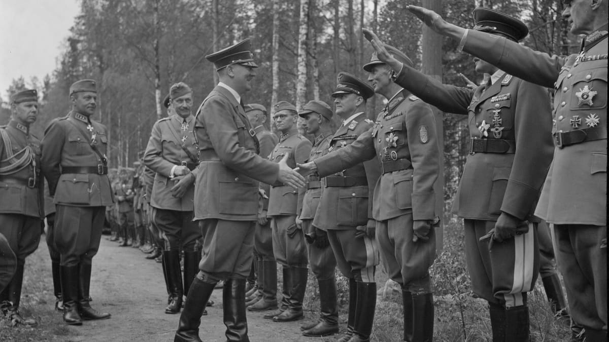 Adolf Hitleri kättelee kenraalieversti Eduard Dietliä.