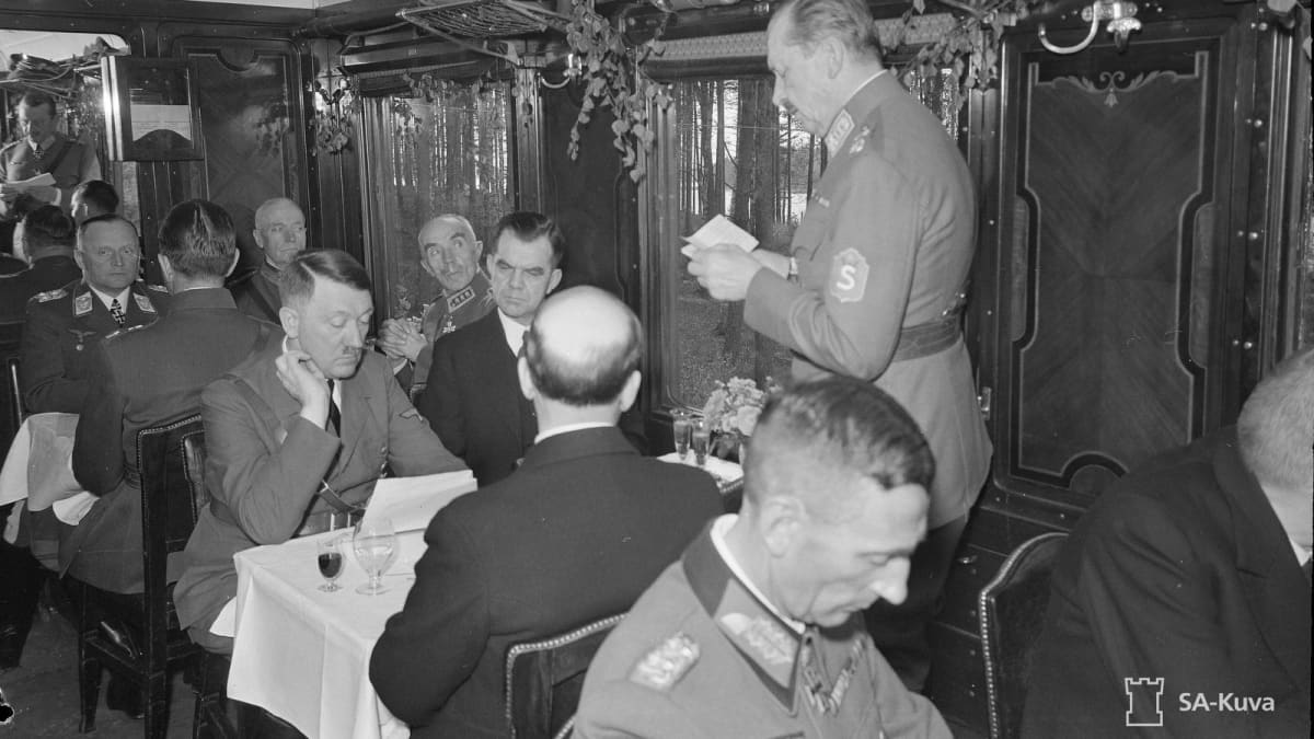 Marsalkka Mannerheim puhuu Adolf Hitlerille