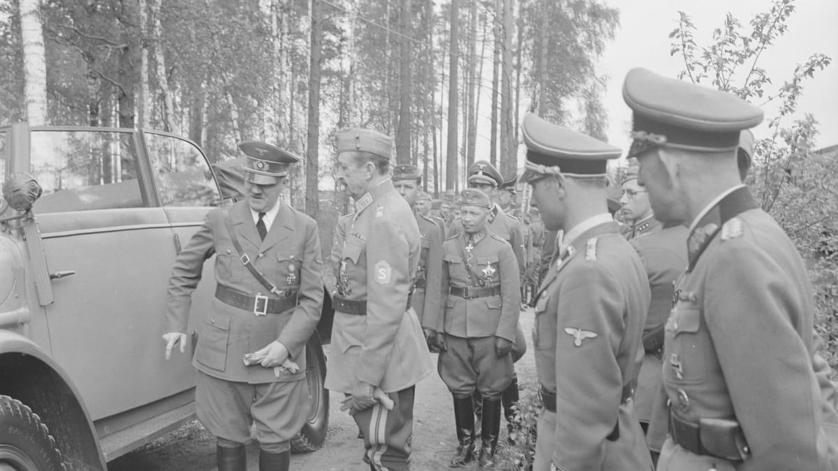 Adolf Hitler ja marsalkka Mannerheim sekä sotilaita