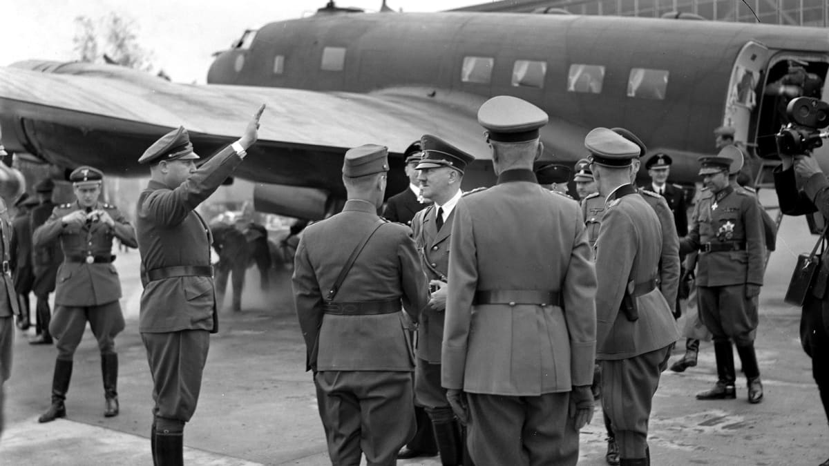 Adolf Hitler saapuu Immolaan. Taustalla lentokone.
