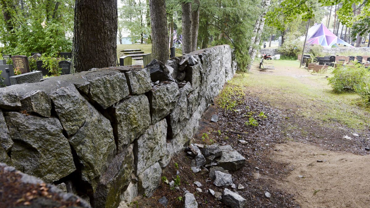 Sortunut muuri Hietaniemen hautausmaalla 20. elokuuta.