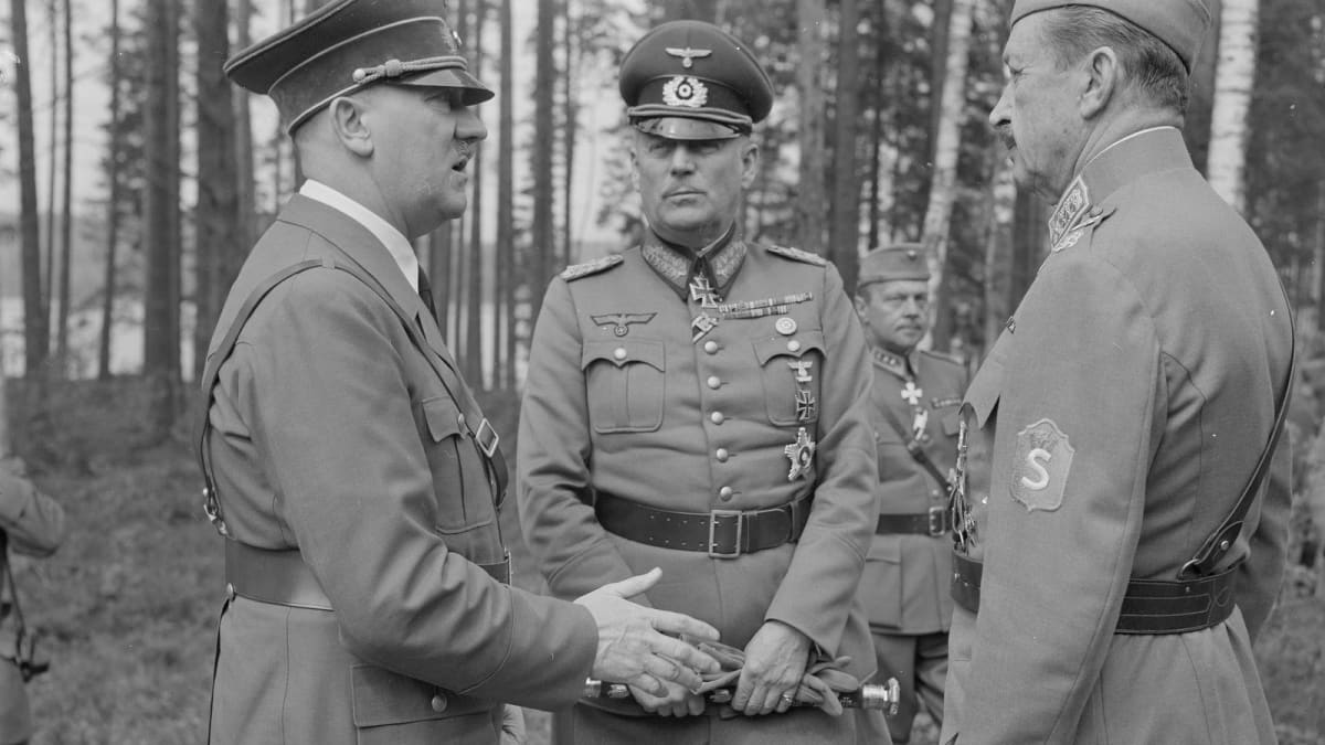 Adolf Hitler keskustelee Mannerheimin kanssa.