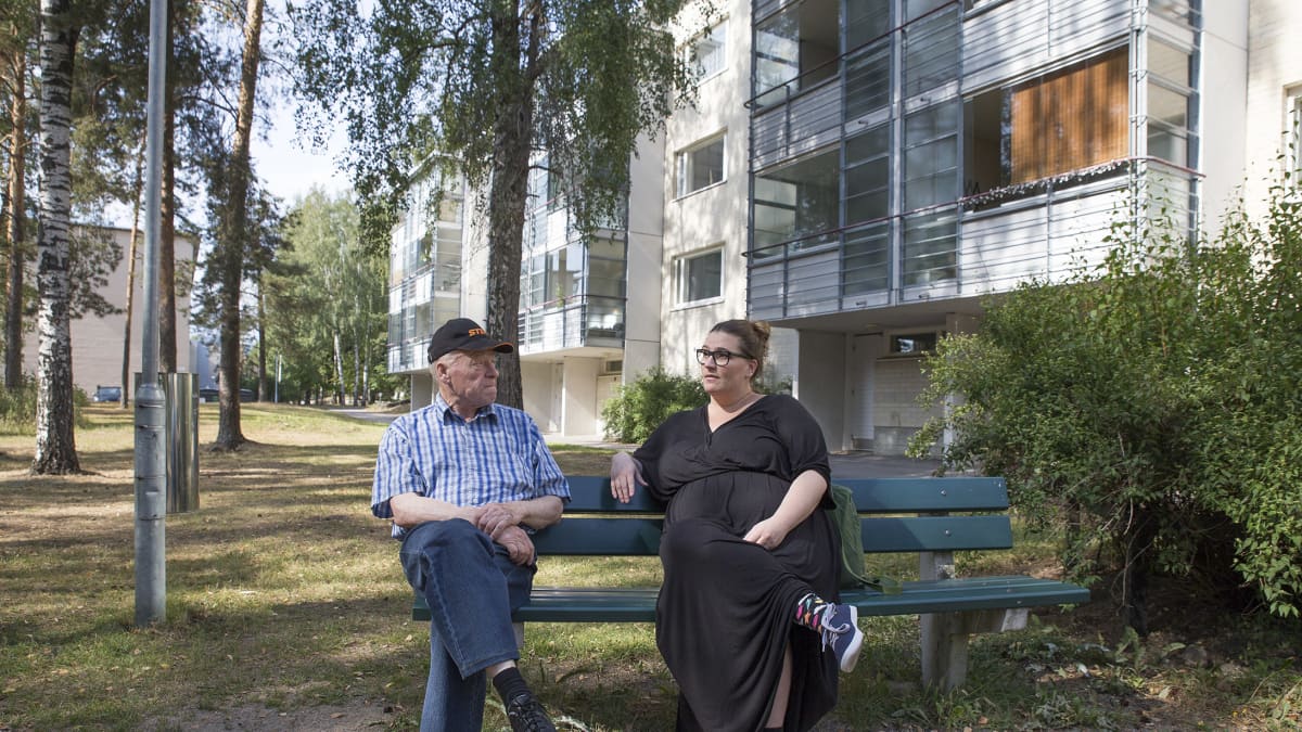Mira-Veera Auer odottaa vauvaansa jakomäkeläisessä vuokra-asunnossa ja  miettii, miksi asuminen lähiössä on muuttumassa niin kalliiksi –  Vuokralaiset vaativat Helsingiltä selitystä vuokrien korottamiselle