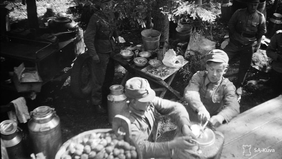 Sotilaat ruokailevat - etulinjan kenttäkeittiö vuodelta 1941.