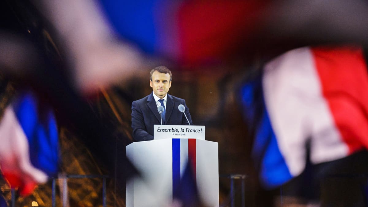 Emmanuel Macron puhujanpöntössä.