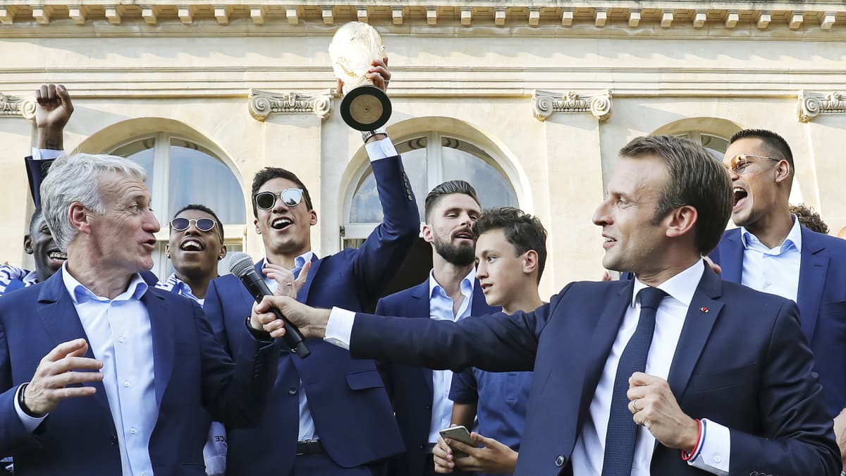 Emmanuel Macron jalkapalloilijoiden kanssa.