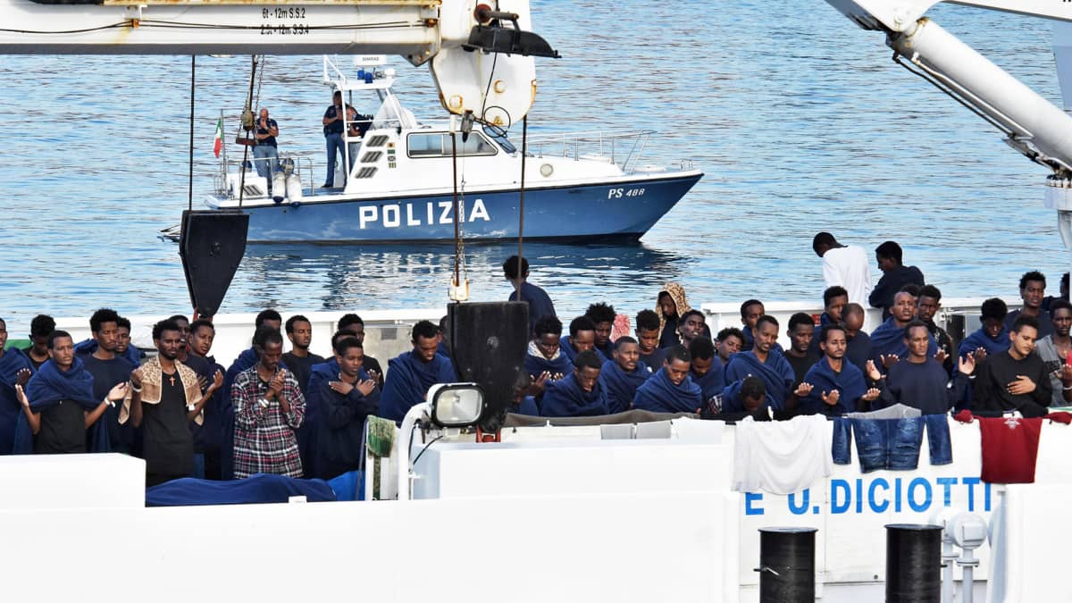 Pakolaiset rukoilevat Diciotti-laivalla Catanian satamassa Italiassa.