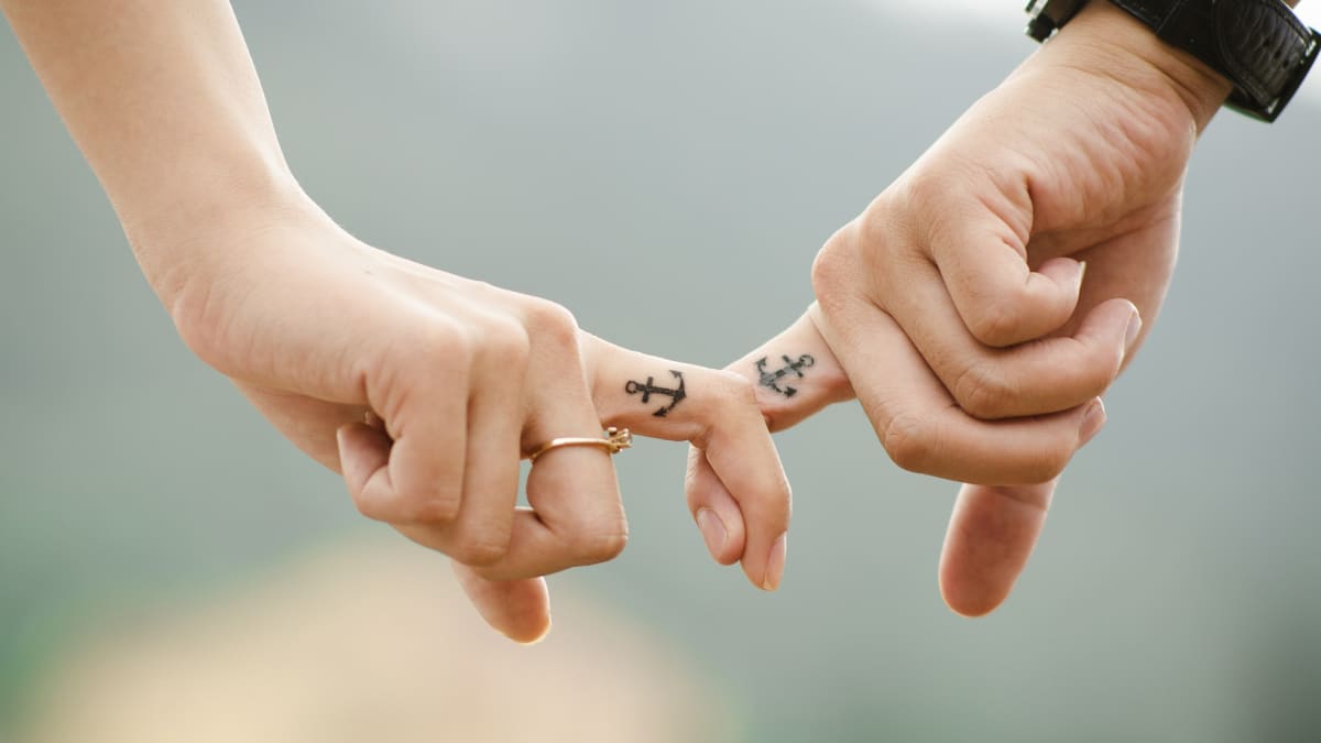 Kaksi kättä, joihin tatuoitu sama kuva.