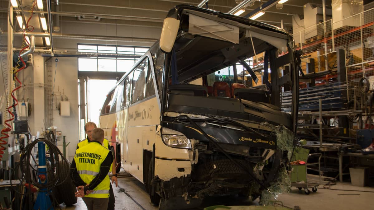 Kuopion bussiturman onnettomuusbussi teknisessä tutkinnassa.