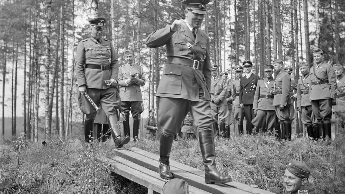 Adolf Hitler kävelee lankkusillan päällä.