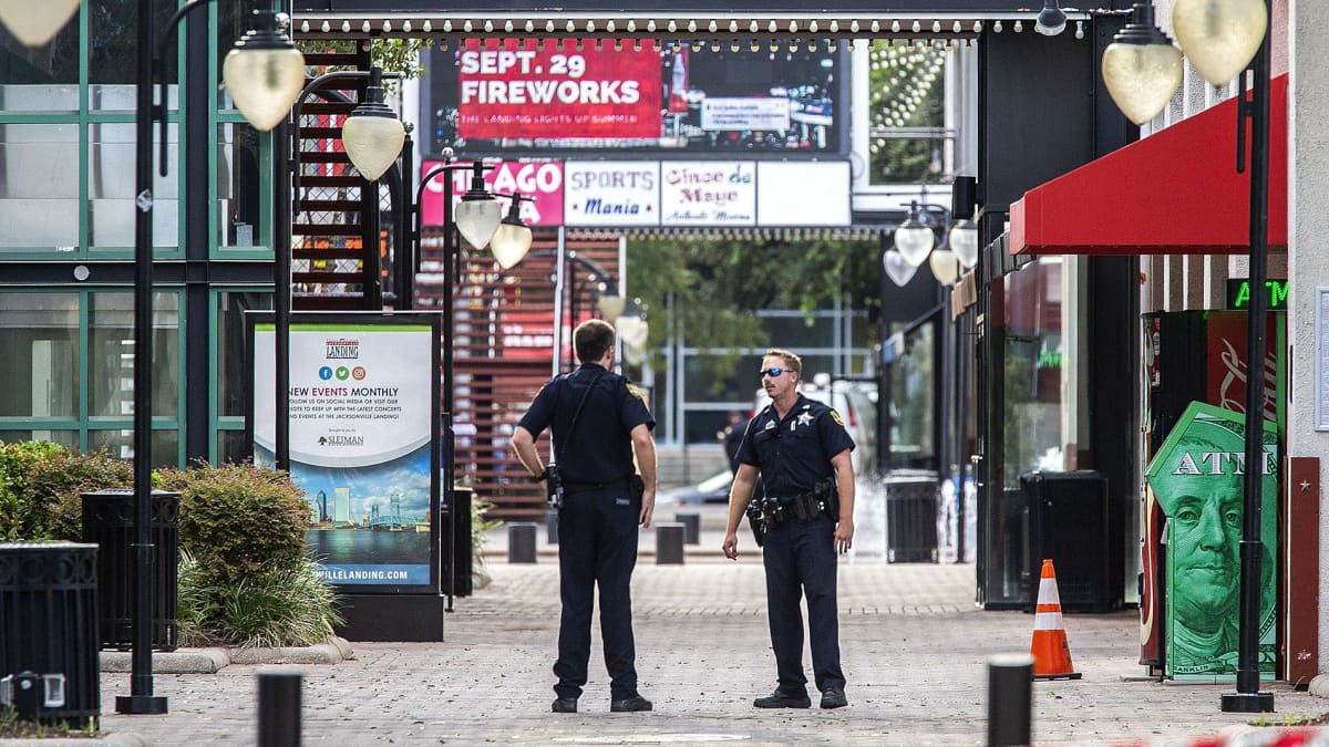 Poliiseja partioimassa ammuskelupaikan lähellä Jacksonvillessa sunnuntaina.