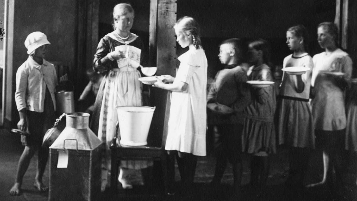 Ruoanjakelua kansakoulussa 1919