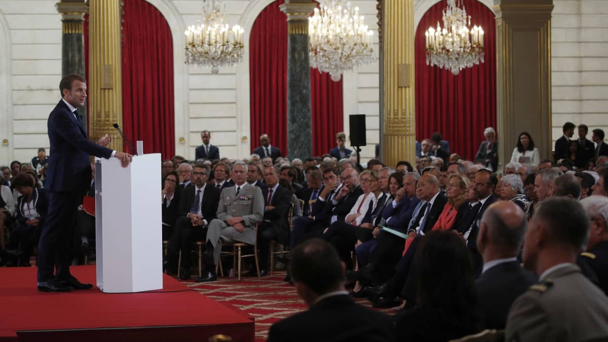 Presidentti Emmanuel Macron pitää puhetta.