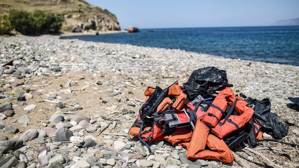Luvattomien maahanmuuttajien hylkäämiä pelastusliivejä Lesboksen rannalla 6. elokuuta.