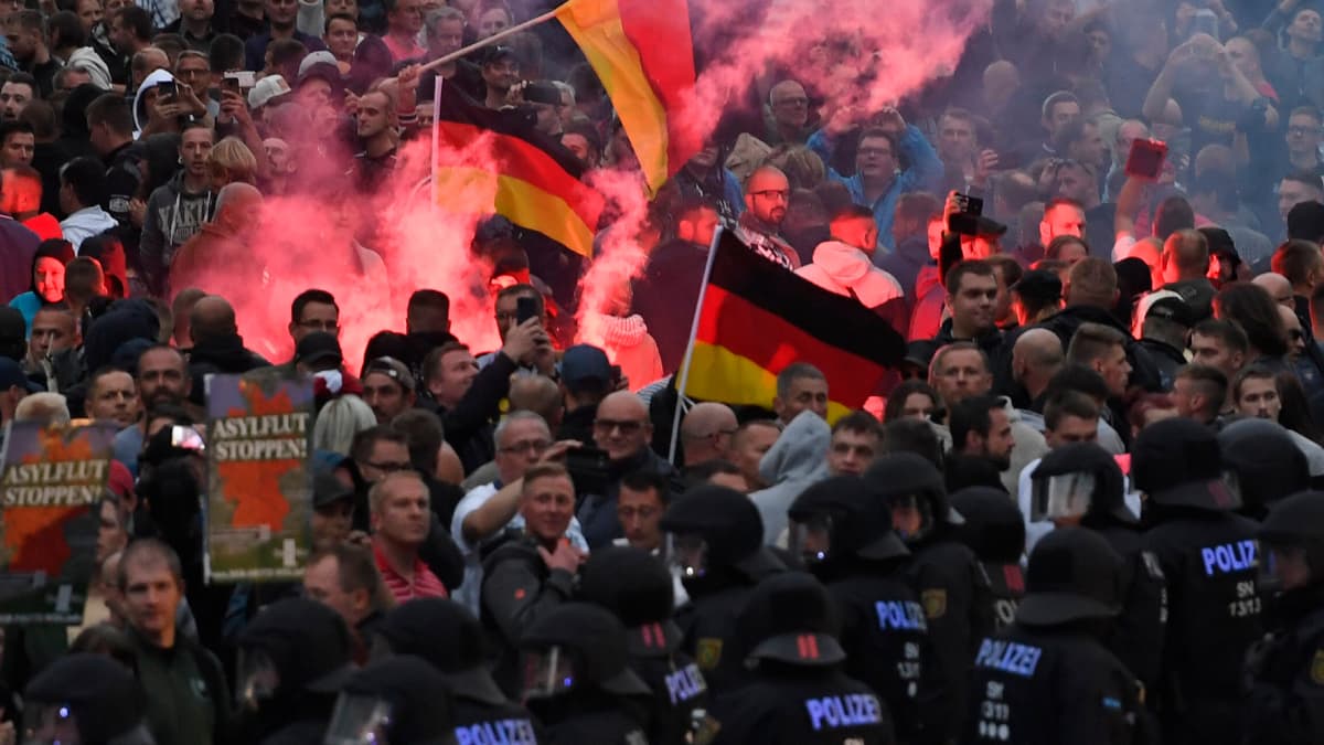 Saksalaismiehen kuolemaa protestoineet mielenosoittajat sytyttivät maanantaina soihtuja Chemnitzin kaupungissa Itä-Saksassa.