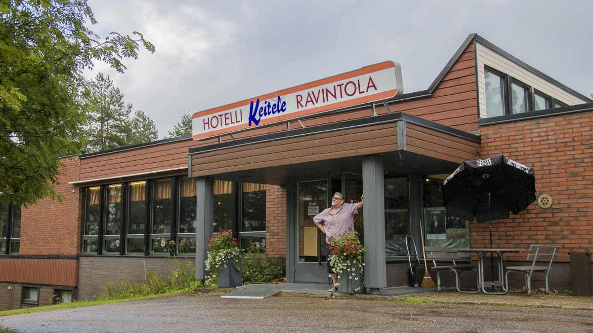 Juha Willman hotelli Keiteleen edessä.