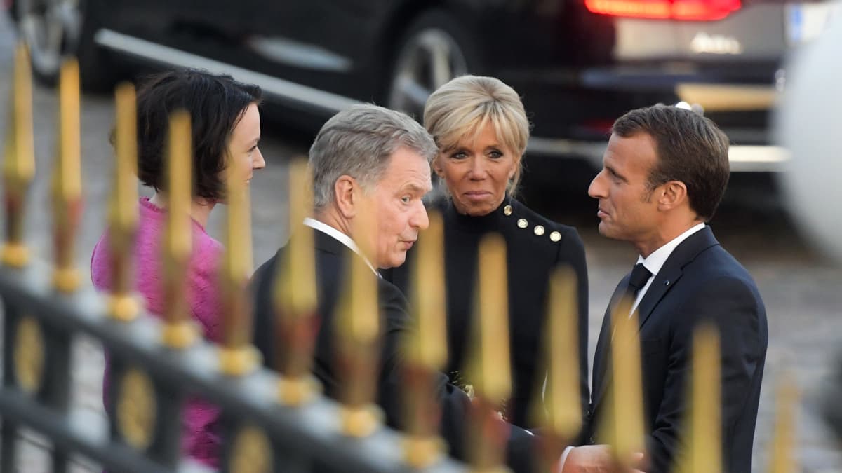 Ranskan presidentti Emmanuel Macron, hänen puolisonsa Brigitte Macron, tasavallan presidentti Sauli Niinistö ja rouva Jenni Haukio.