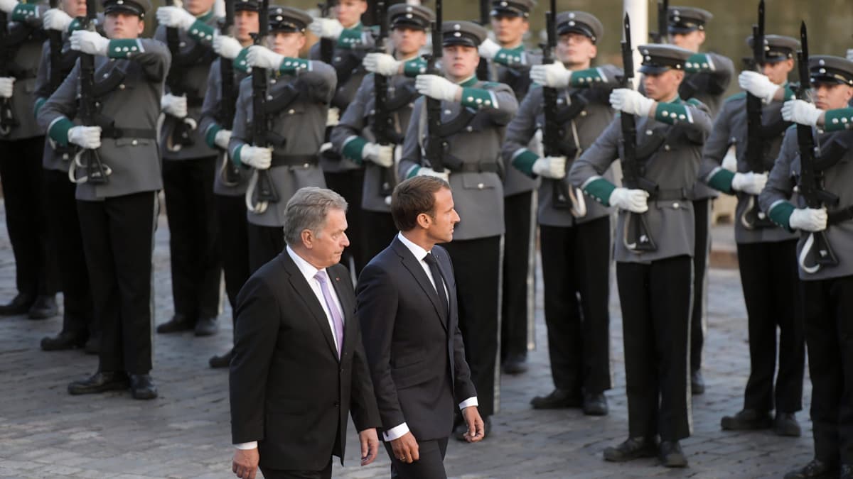 Sauli Niinistö ja Emmanuel Macron tarkastivat kunniavartioston.