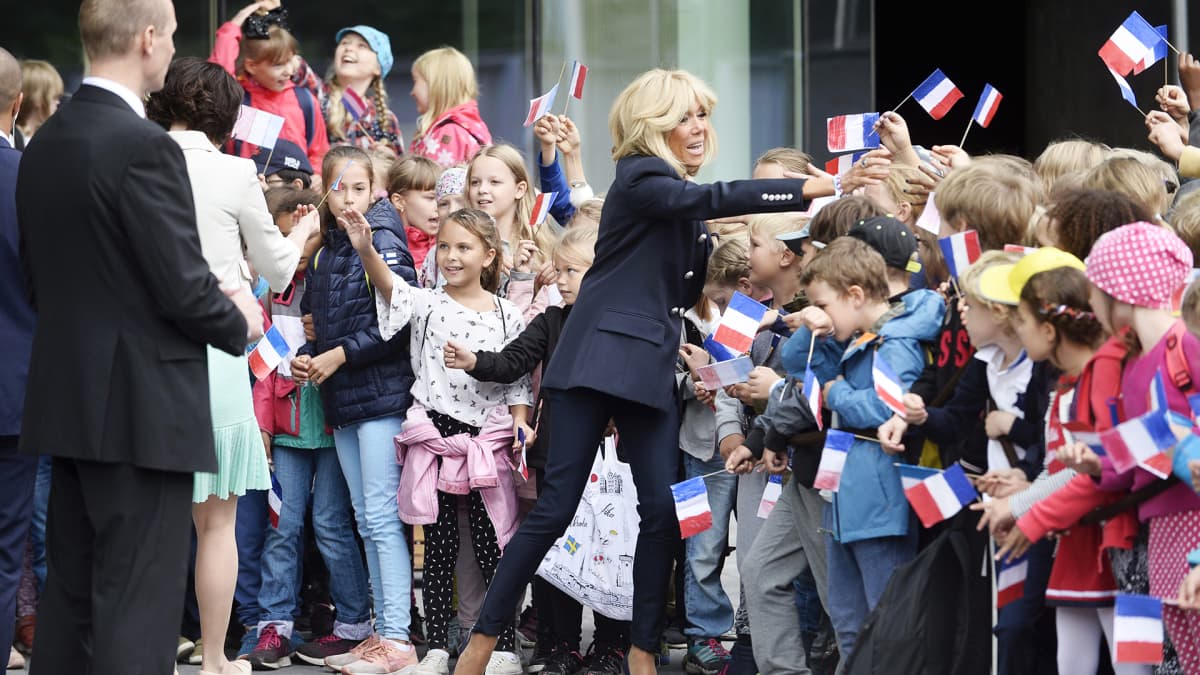 Rouva Jenni Haukio ja rouva Brigitte Macron tutustuvat Uuteen lastensairaalaan.