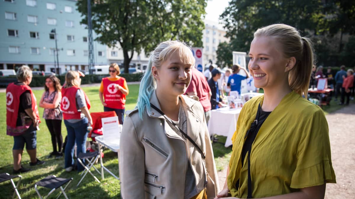 Sonja Lohi on siis tuo vaaletakkinen ja keltapuseroinen on Viola Pulkkinen, etsivät vapaaehtoistöitä