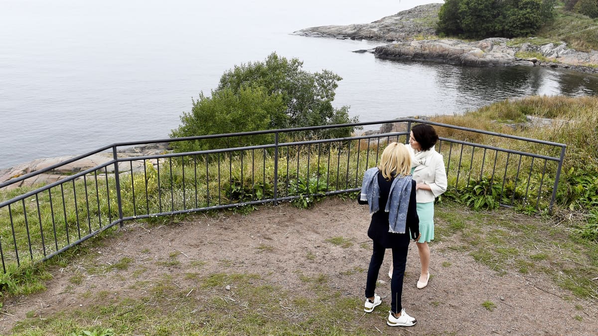 Brigitte Macron ja Jenni Haukio Suomenlinnassa.