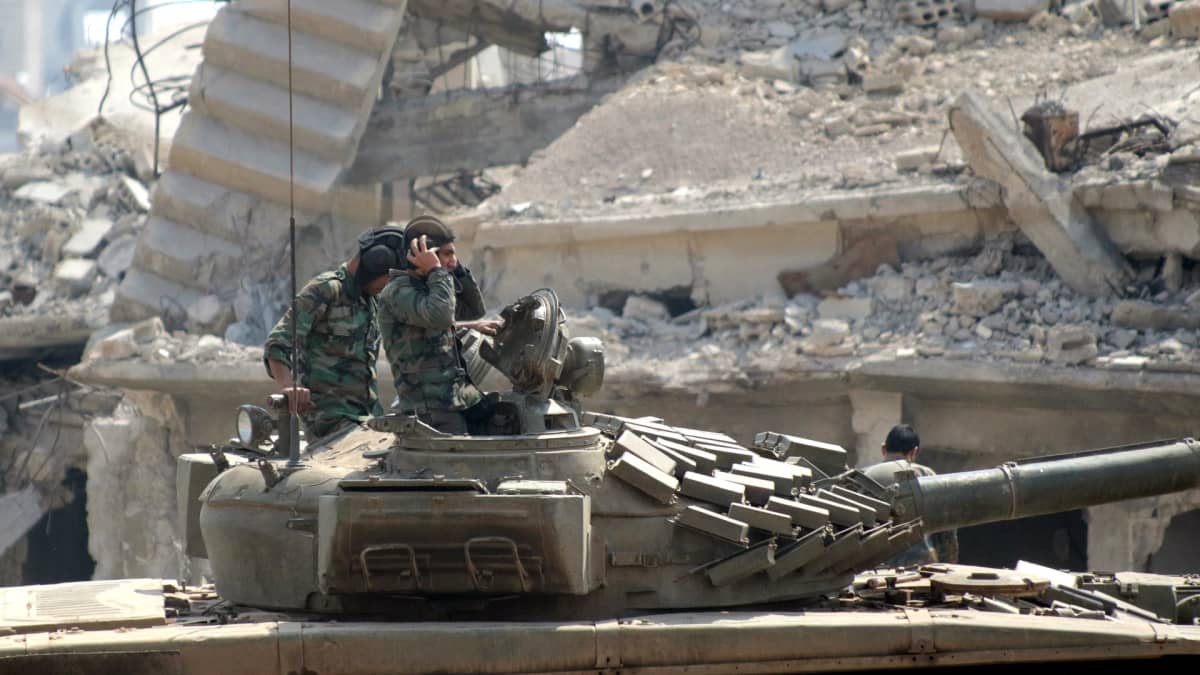 Syyrian armeijan panssarivaunu Isis-terrorijärjestöltä vallatussa al-Jouran kaupunginosassa Damaskoksessa.