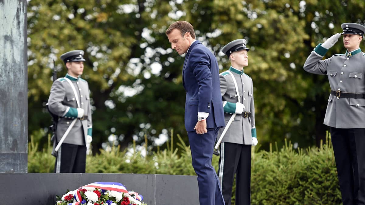 Emmanuel Macron Mannerheimin haudalla.