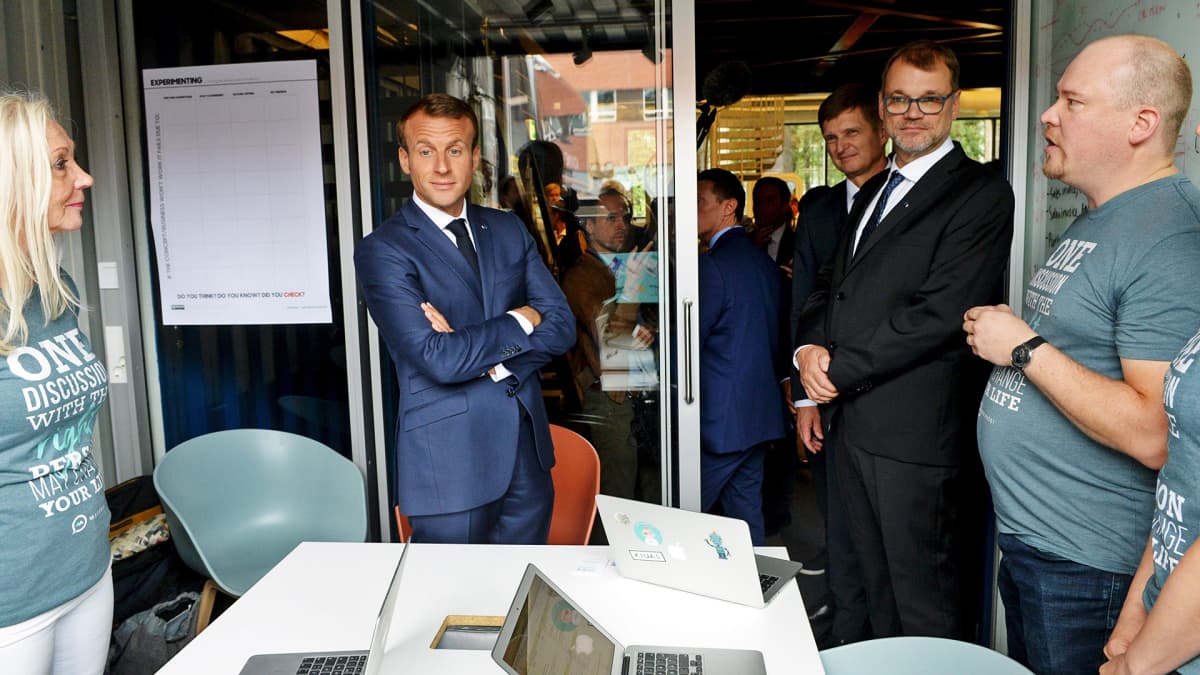 Emmanuel Macron ja Juha Sipilä tapaavat opiskelijoita.