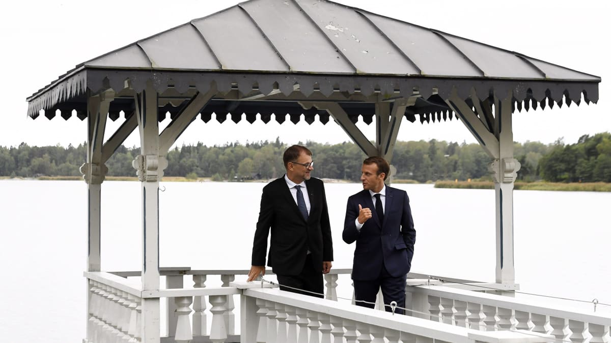 Emmanuel Macron ja Juha Sipilä keskustelevat pääministerin virka-asunnolla Kesärannassa.