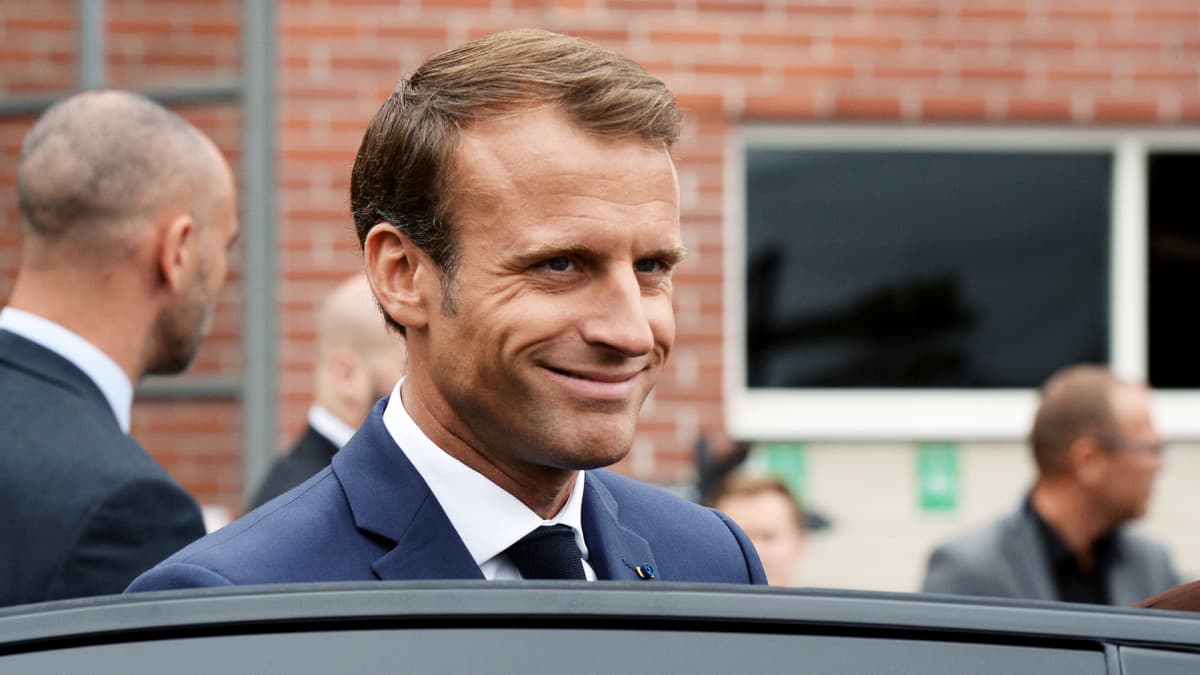 Emmanuel Macron poistumassa Aalto-yliopistolta.