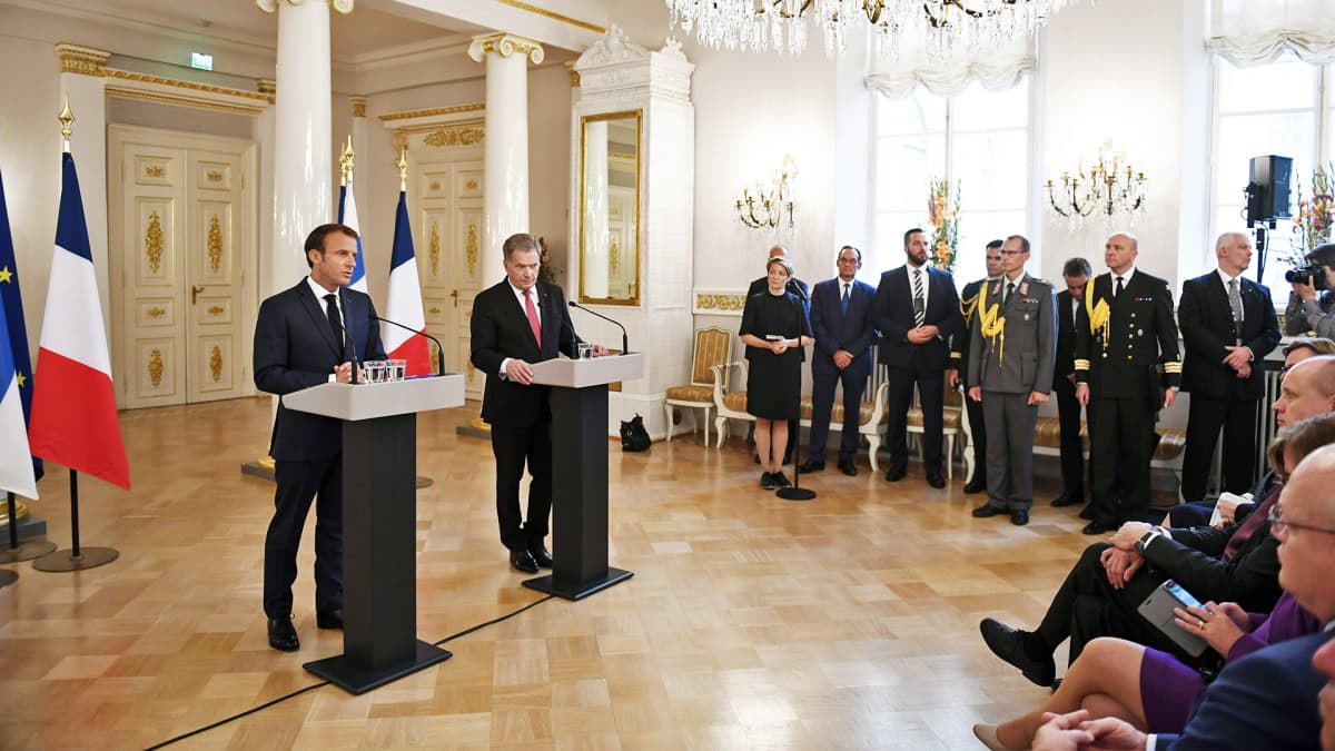 Emmanuel Macron ja Sauli Niinistö tiedotustilaisuudessa presidentinlinnassa.