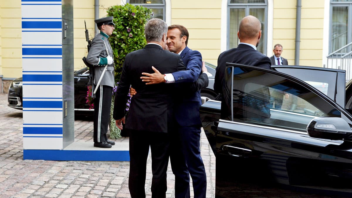 Sauli Niinistö toivottaa Emmanuel Macronin tervetulleeksi presidentinlinnaan.