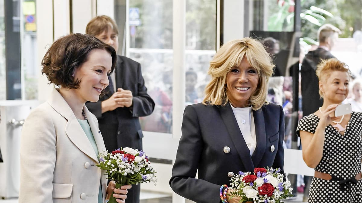 Brigitte Macron ja Jenni Haukio tutustuvat uuteen lastensairaalaan..