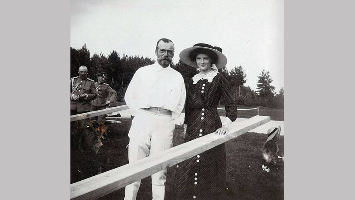 Keisari Nikolai II ja tytär Tatiana.
