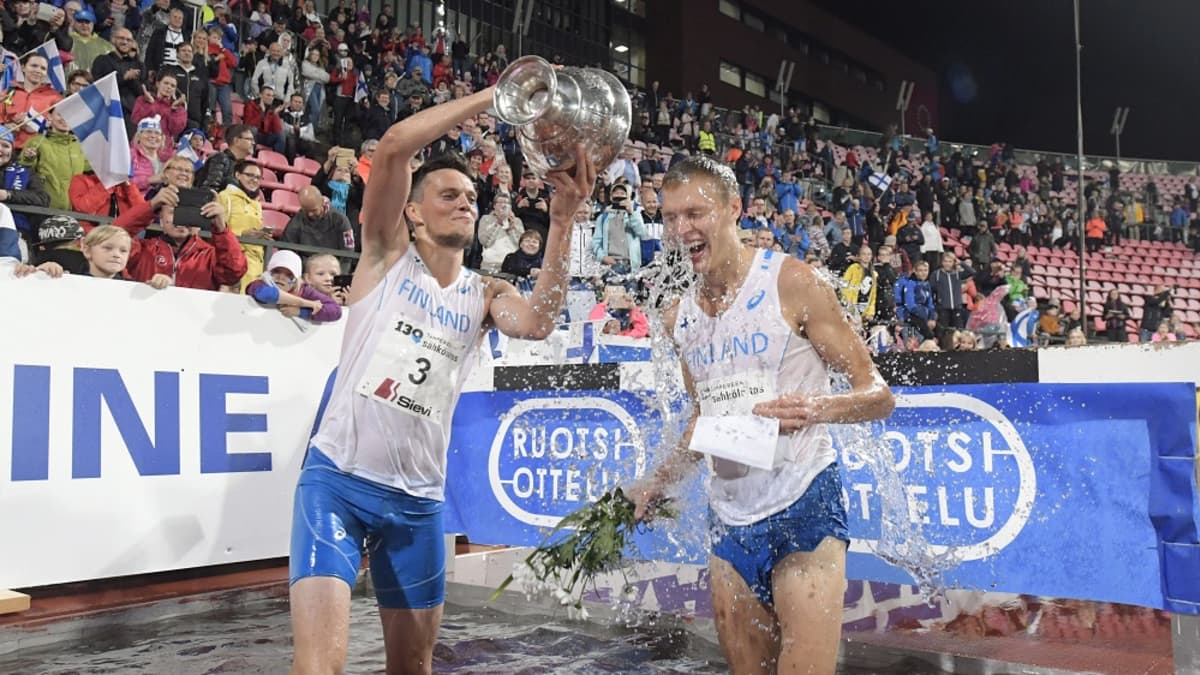 Suomen miehet juhlivat maaotteluvoittoa