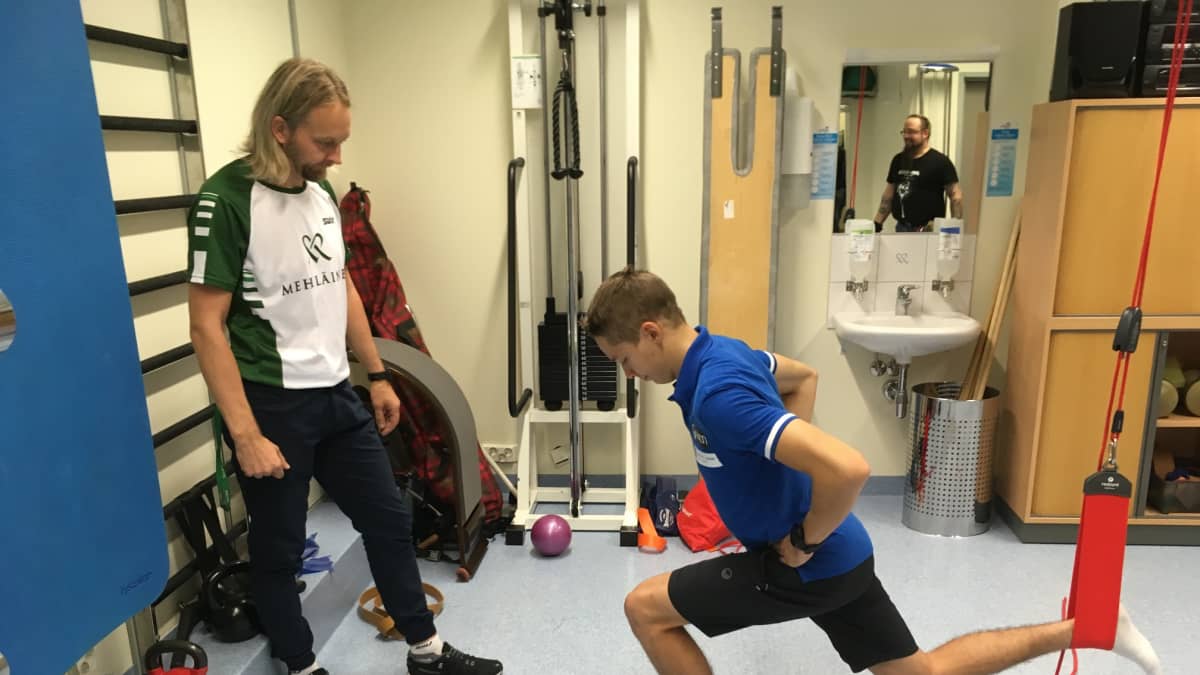 Fysioterapeutti Marko Rossi ja Eero Hirvonen.