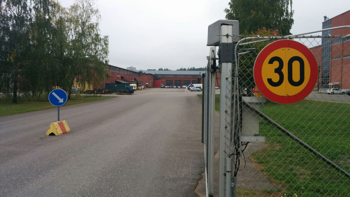 Voikkaan entisen paperitehtaan portilla 30 nopeusrajoituslätkä.