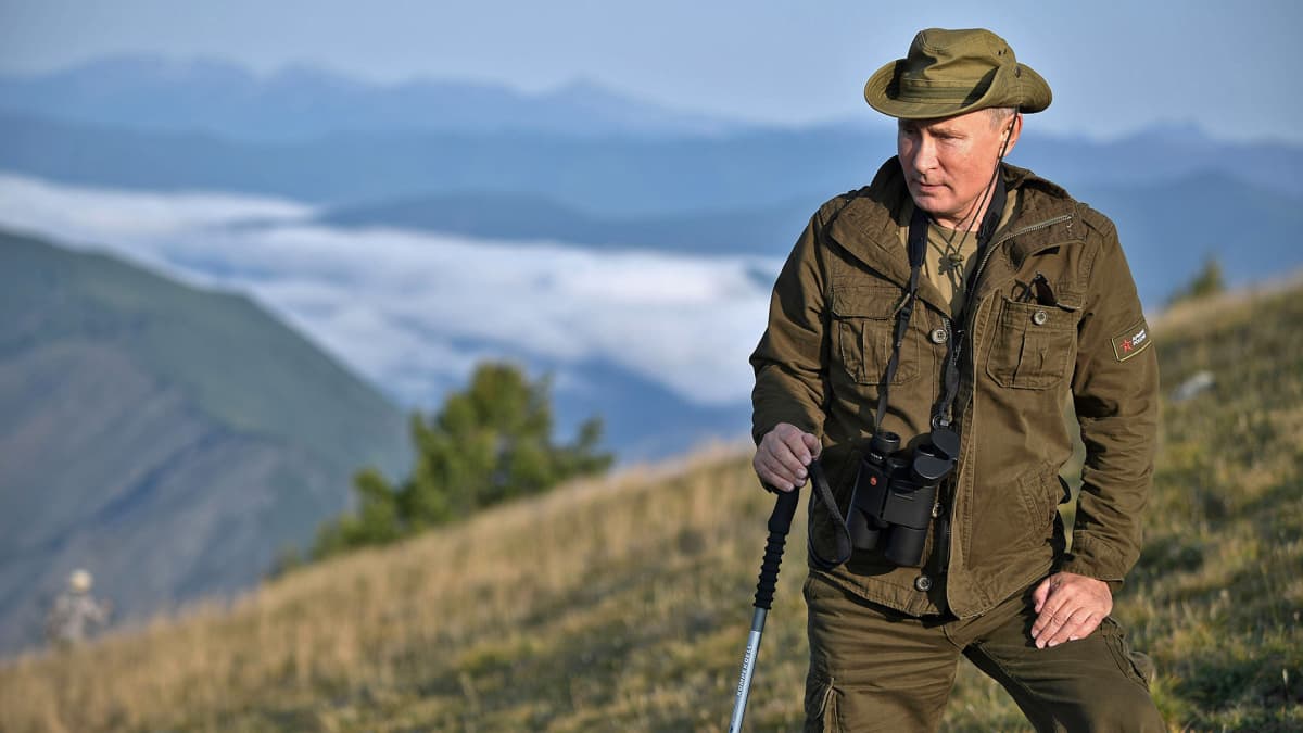 Putin poseeraa vuorella.